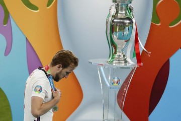 踢球输了打架赢了！英格兰球迷围殴暴踹意大利球迷，还泼水扔东西